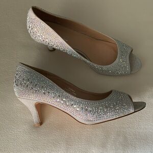 De Blossom Collection silver metallic heels Sz 8 1/2